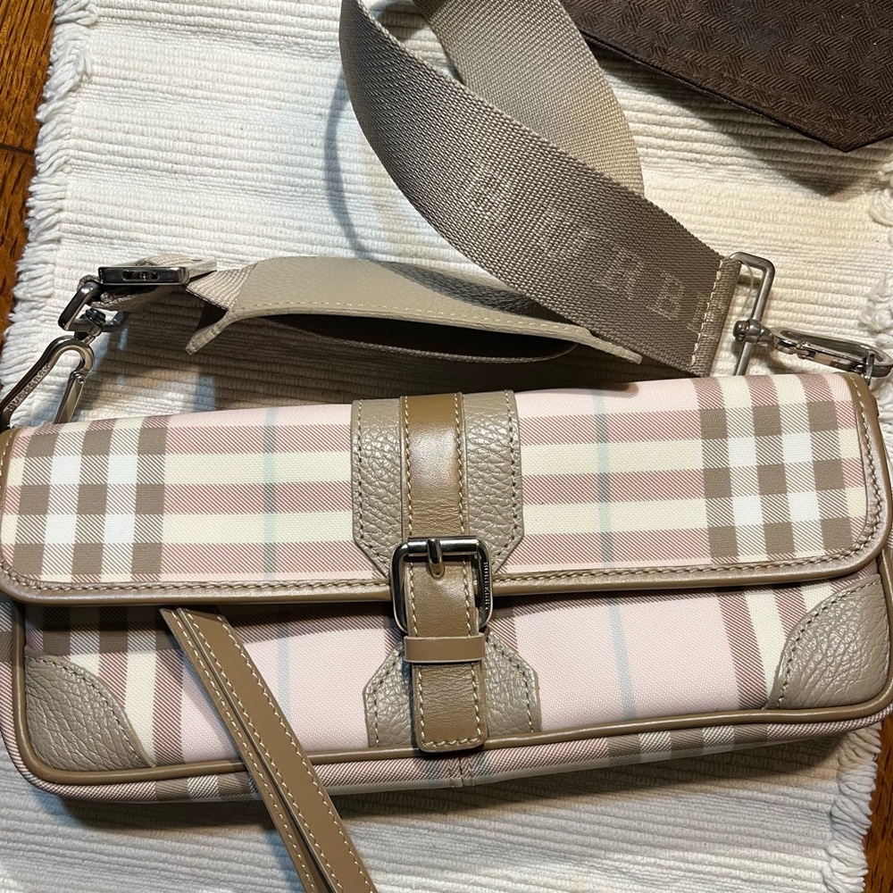 🌸beautiful Bluberry London crossbody. Comes with adjustable removable strap.🌸